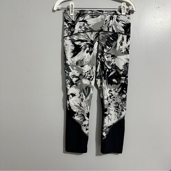 Under Armour black camo Crop Leggings. Size M - Picture 1 of 7